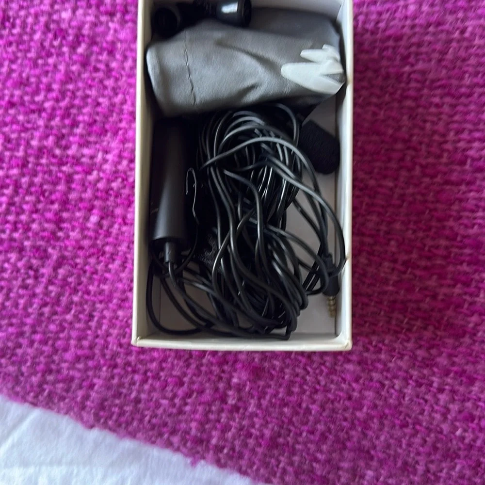 AU-100 Lavalier Microphone - Black